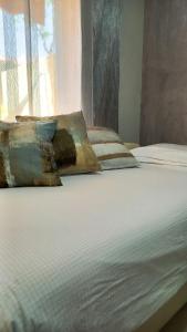 Łóżko lub łóżka w pokoju w obiekcie Apartamento Las 3P Piscina, Paz y Patio privado