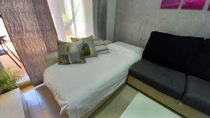 Łóżko lub łóżka w pokoju w obiekcie Apartamento Las 3P Piscina, Paz y Patio privado