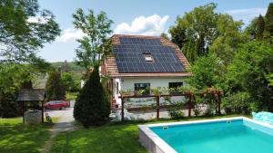 Bazén v ubytovaní Guest house Magyar Route 66 alebo v jeho blízkosti