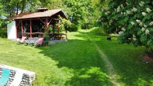 錫爾沃斯瓦里德的住宿－Guest house Magyar Route 66，草地上带凉亭和椅子的院子