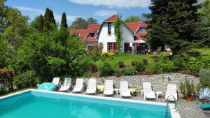 Bazén v ubytovaní Guest house Magyar Route 66 alebo v jeho blízkosti