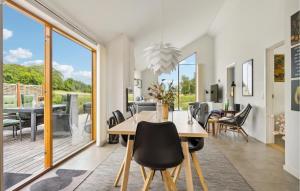 StubbekøbingにあるAmazing Home In Stubbekøbingのテーブルと椅子のあるダイニングルーム