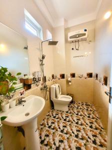 een badkamer met een toilet en een wastafel bij Ha Lan Homestay in Ninh Binh