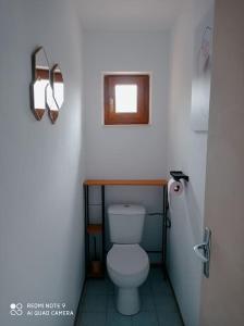 a small bathroom with a toilet and a window at Calme et détente dans une maison proche de la mer in Neufchâtel-Hardelot