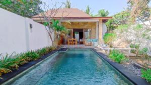 una piccola piscina di fronte a una casa di The Haven a Gili Trawangan
