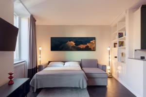um quarto com uma cama grande e um sofá em HL Luxury Apartment - Duomo, Via Torino, Montenapoleone em Milão