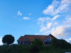 een huis bovenop een grasheuvel bij Auberge du Col du Festre in Le Dévoluy