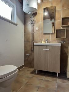 Ett badrum på Harmony House Corfu