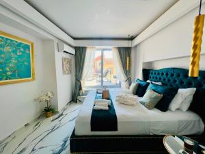 ハニア・タウンにあるMare suites 3のベッドルーム1室(大型ベッド1台、青いヘッドボード付)