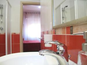 y baño con lavabo y espejo. en B&B Santa Caterina en Reggio Calabria