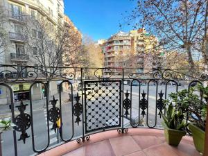 una puerta a un balcón en una ciudad con edificios en Suite Miro Eixample Barcelona, en Barcelona