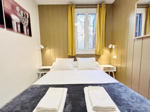 1 dormitorio con 1 cama grande y cortinas amarillas en Suite Miro Eixample Barcelona, en Barcelona