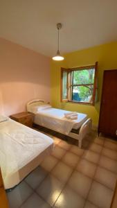 サン・テオドーロにあるCasa Mare Sardegna Monte Petrosuのベッド2台と窓が備わる客室です。