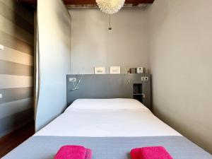 เตียงในห้องที่ Suite Gracia Barcelona