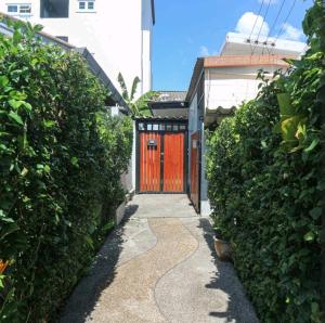 邦涛海滩The Endless Bangtao Residence ST2的通往带走道的房子的大门