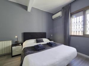 バルセロナにあるSagrada Familia Penthouseのベッドルーム1室(大きな白いベッド1台、バッグ2つ付)