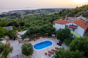 an aerial view of a house with a swimming pool at Apartmani Pero Dido in Rab