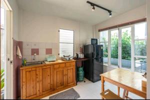 邦涛海滩The Endless Bangtao Residence ST2的厨房配有冰箱、水槽和桌子