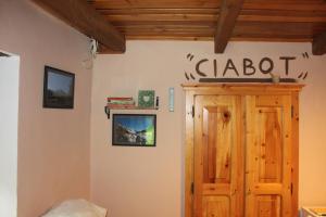 una stanza con una porta e un cartello sul muro di Il Ciabot del Bosco a Frassino
