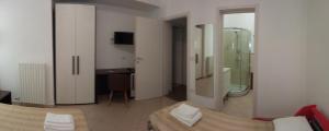 a living room with a couch and a glass shower at Bed & Breakfast Villa Corallo Parcheggio privato in Porto Cesareo