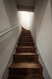 una escalera con escaleras de madera en un edificio en Carcassonne mon amour, en Carcassonne