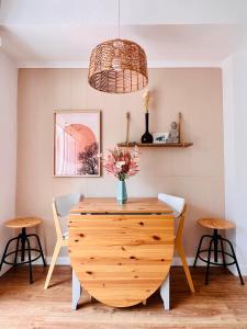 a dining room with a table with a vase of flowers at Fantástico piso en Tossa de Mar in Tossa de Mar