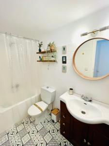 a bathroom with a sink and a toilet and a mirror at Fantástico piso en Tossa de Mar in Tossa de Mar