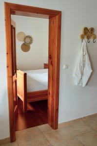 Una puerta que conduce a un dormitorio con cama en Apartments Povh, en Ljubno