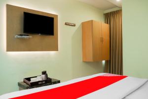 Televiisor ja/või meelelahutuskeskus majutusasutuses Collection O 80390 Hotel Sri Subhamastu Grand