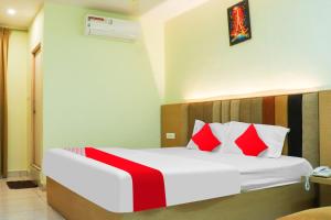 Voodi või voodid majutusasutuse Collection O 80390 Hotel Sri Subhamastu Grand toas