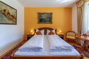 a bedroom with a large bed in a room at Villa Coris Ferienwohnung Magnolia in Merano