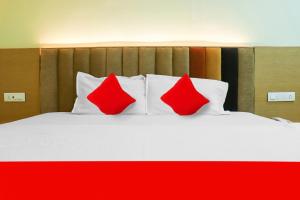 Voodi või voodid majutusasutuse Collection O 80390 Hotel Sri Subhamastu Grand toas