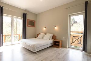 een slaapkamer met een bed en 2 grote ramen bij Wysokie Horyzonty in Karpacz