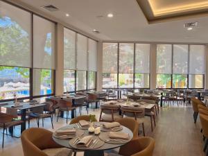 A restaurant or other place to eat at AquaClub GRIFID Hotel Bolero - Ultra All Inclusive & Private Beach