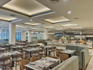 A restaurant or other place to eat at AquaClub GRIFID Hotel Bolero - Ultra All Inclusive & Private Beach