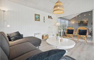 sala de estar con sofá y mesa en 4 Bedroom Stunning Home In Haderslev en Haderslev