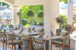 A seating area at AquaClub GRIFID Hotel Bolero - Ultra All Inclusive & Private Beach