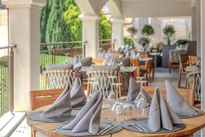 A restaurant or other place to eat at AquaClub GRIFID Hotel Bolero - Ultra All Inclusive & Private Beach