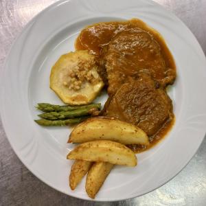 une assiette de nourriture avec de la viande, des pommes de terre et des asperges dans l'établissement Albergo diffuso La Marmu Osteria della Croce Bianca, à Marmora