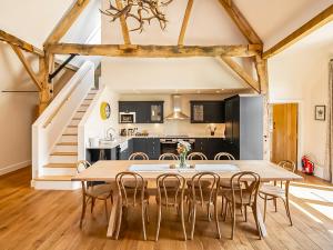 a kitchen and dining room with a table and chairs at Hatchers Barn - Uk42080 in East Garston