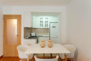 バレンシアにあるCiudad de las Cienciasの白いキッチン(白いテーブルと椅子付)