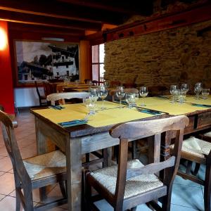 - une table en bois avec des verres à vin dans l'établissement Albergo diffuso La Marmu Osteria della Croce Bianca, à Marmora