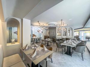 A seating area at AquaClub GRIFID Hotel Bolero - Ultra All Inclusive & Private Beach