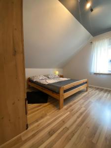 Un pat sau paturi într-o cameră la Domek Karinka