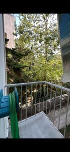 une véranda avec une clôture et un arbre dans l'établissement HP Studio Luxury Apartment, à Athènes