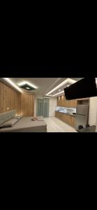 Cette grande chambre comprend deux lits et un bureau. dans l'établissement HP Studio Luxury Apartment, à Athènes 6 autres photos