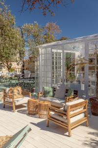 pérgola con sillas y sofá en el patio en Panjur Alaçatı, en Alacati