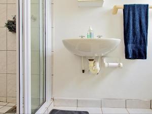 y baño con lavabo y ducha. en Wiggins Self Catering, en Jacobs Bay