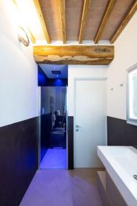 um quarto com um corredor com uma porta e um tecto em Appartamento il Poggino em Colle Val D'Elsa