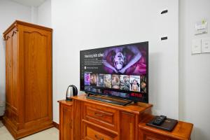 TV a/nebo společenská místnost v ubytování Sky Star Hotel